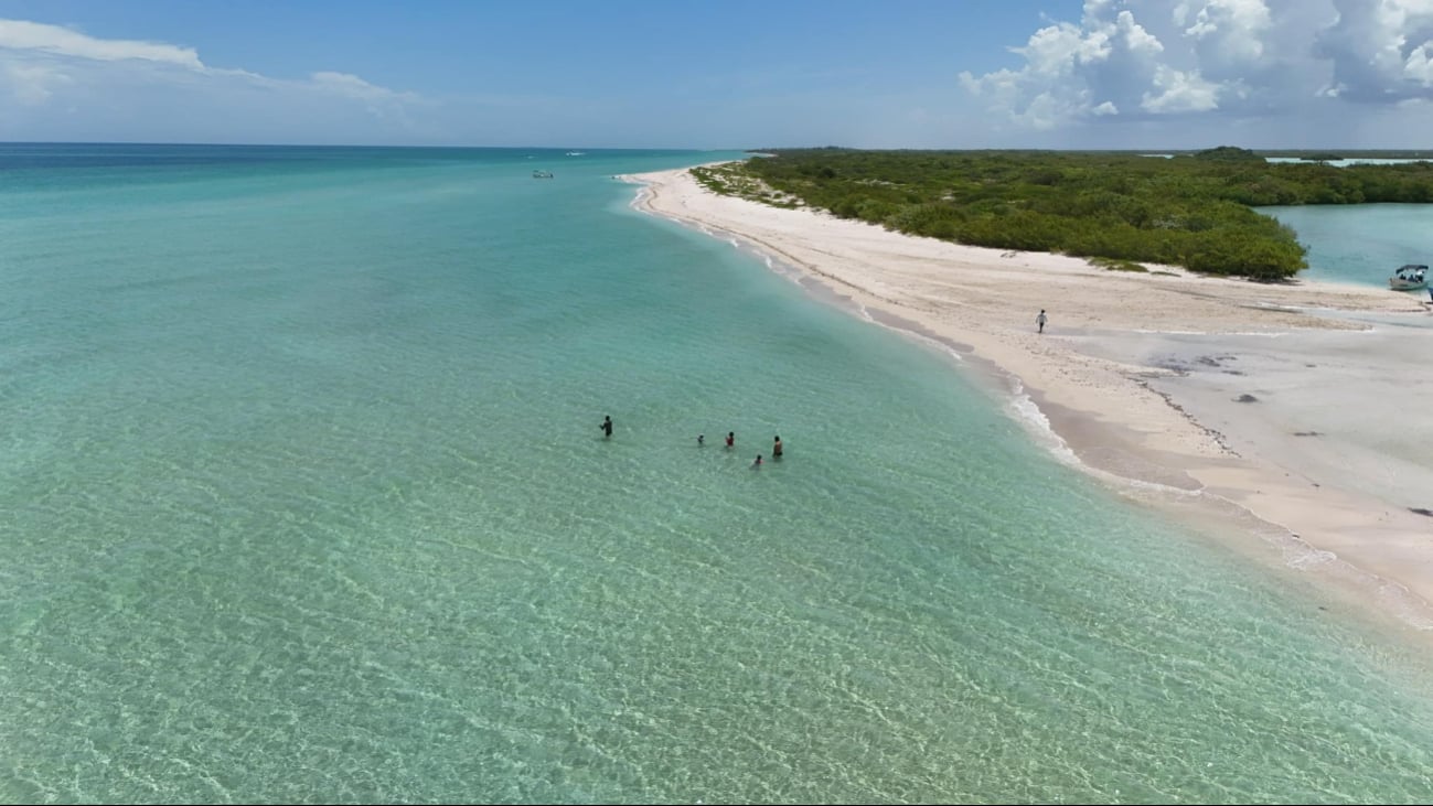 La Carbonera es una playa paradisiaca que se formó con el paso del huracán Gilberto en 1988