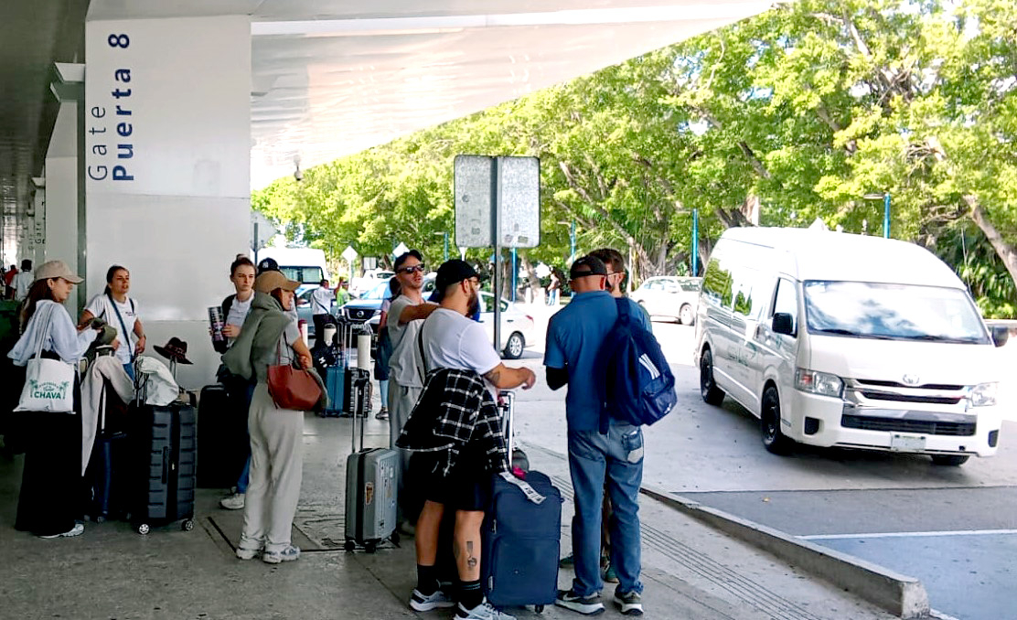 Taxista y conductor de transporte privado protagonizan  riña verbal en el aeropuerto de Cancún