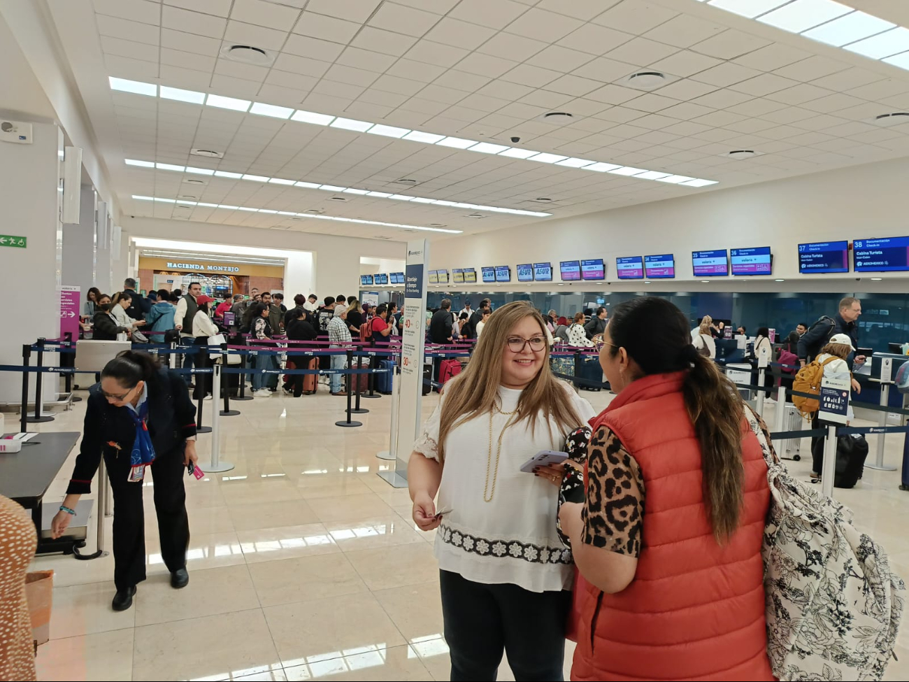 Mostradores del aeropuerto de Mérida lucen abarrotados