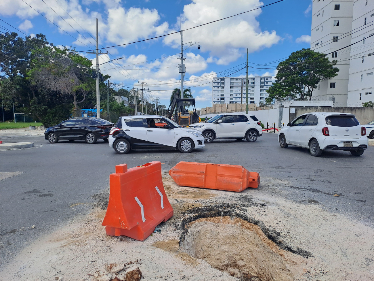 Vehículos tienen que rodear las obras que se encuentran en medio de la calle.