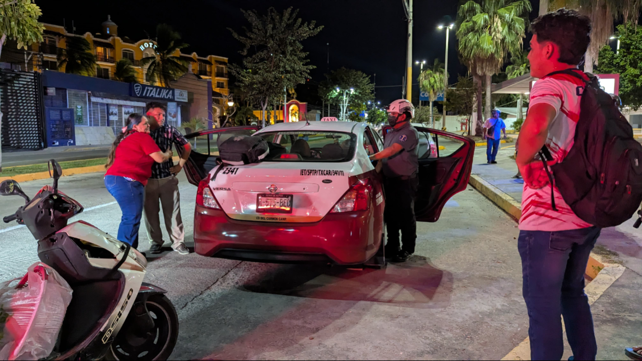 Choque entre dos taxis y una bicicleta en Carmen causa lesiones y daños