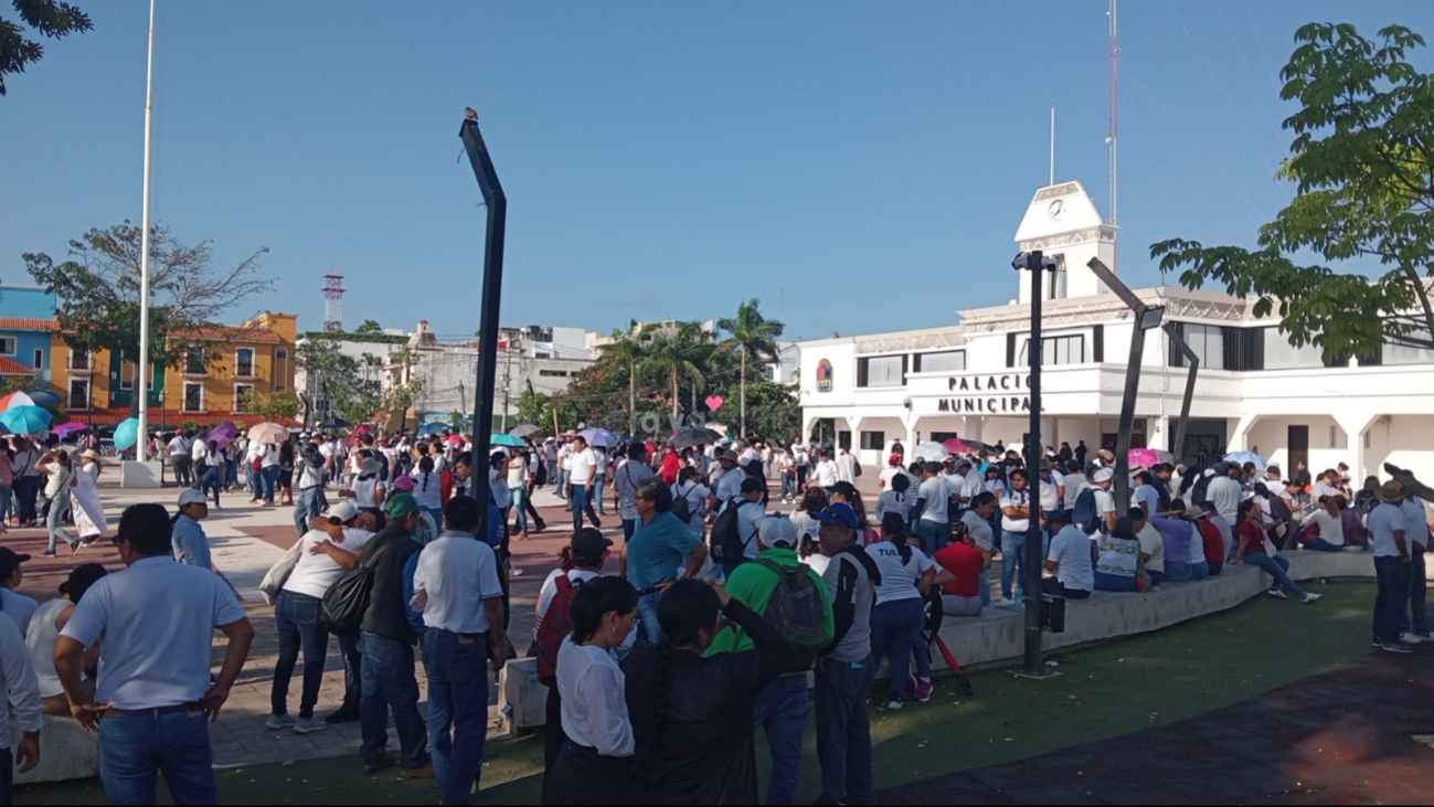 Frente al Palacio Municipal poco a poco los docentes fueron llegando