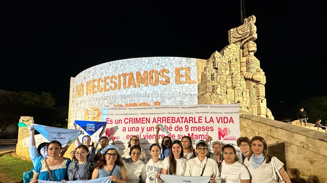 Grupos provida protestaron en el Monumento a la Patria de Mérida