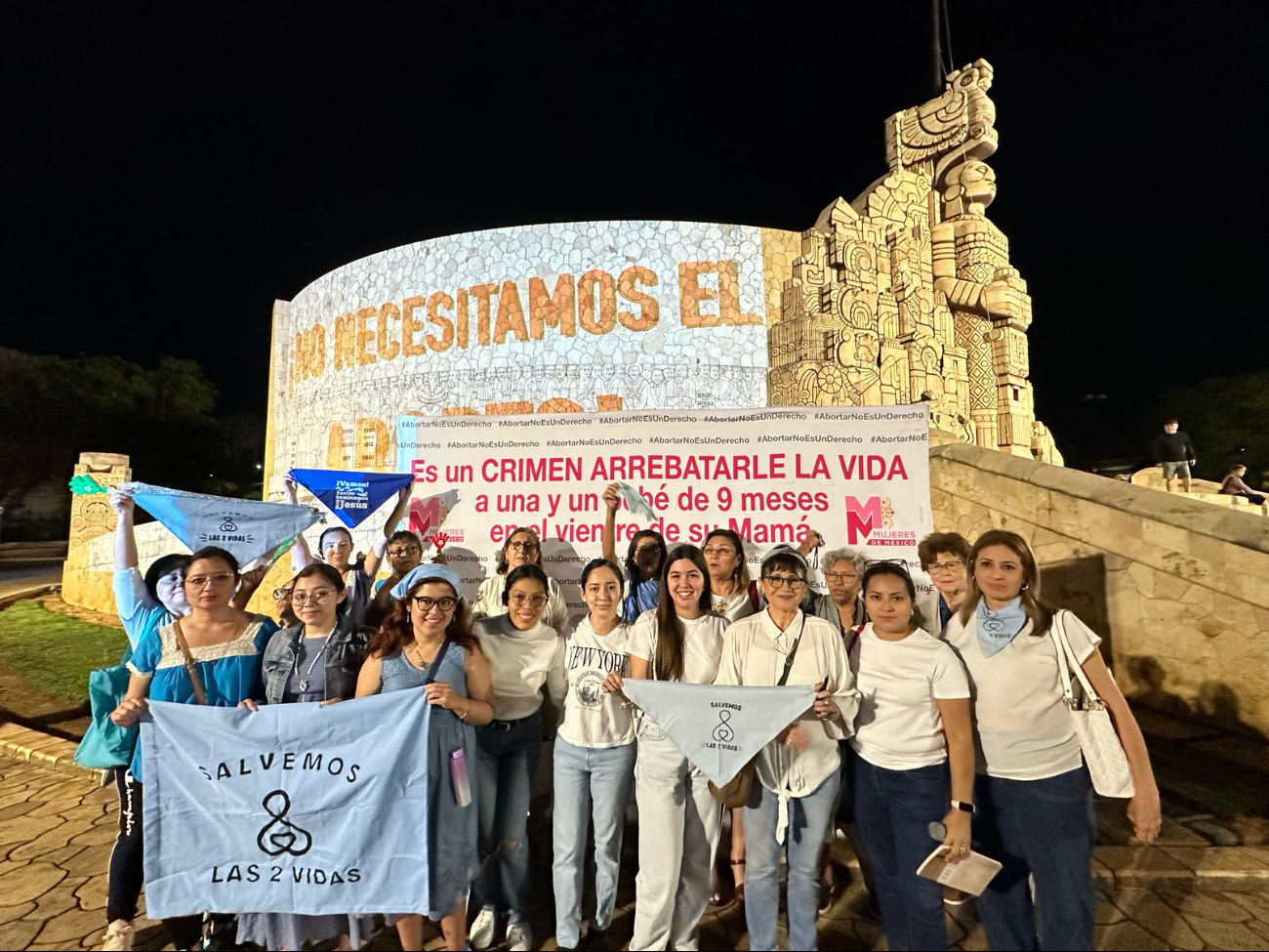 Grupo provida protesta en el Monumento a la Patria de Mérida contra el aborto