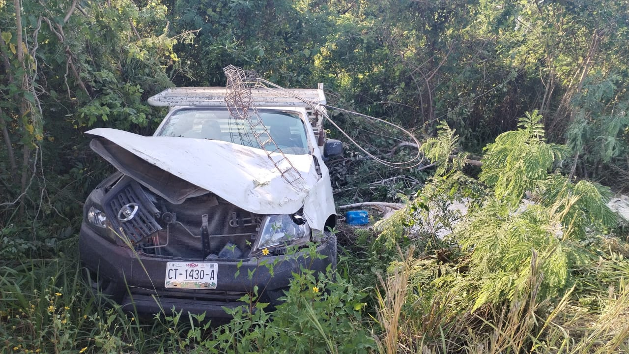 Chofer y Copiloto Abandonan Camioneta tras Accidente en el Km 65 de la Escárcega–Champotón 