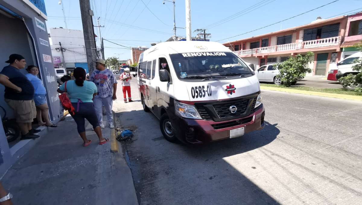 Presuntamente el chofer de combi iba en el celular y se pasó un "alto", pero pasajeros lo negaron