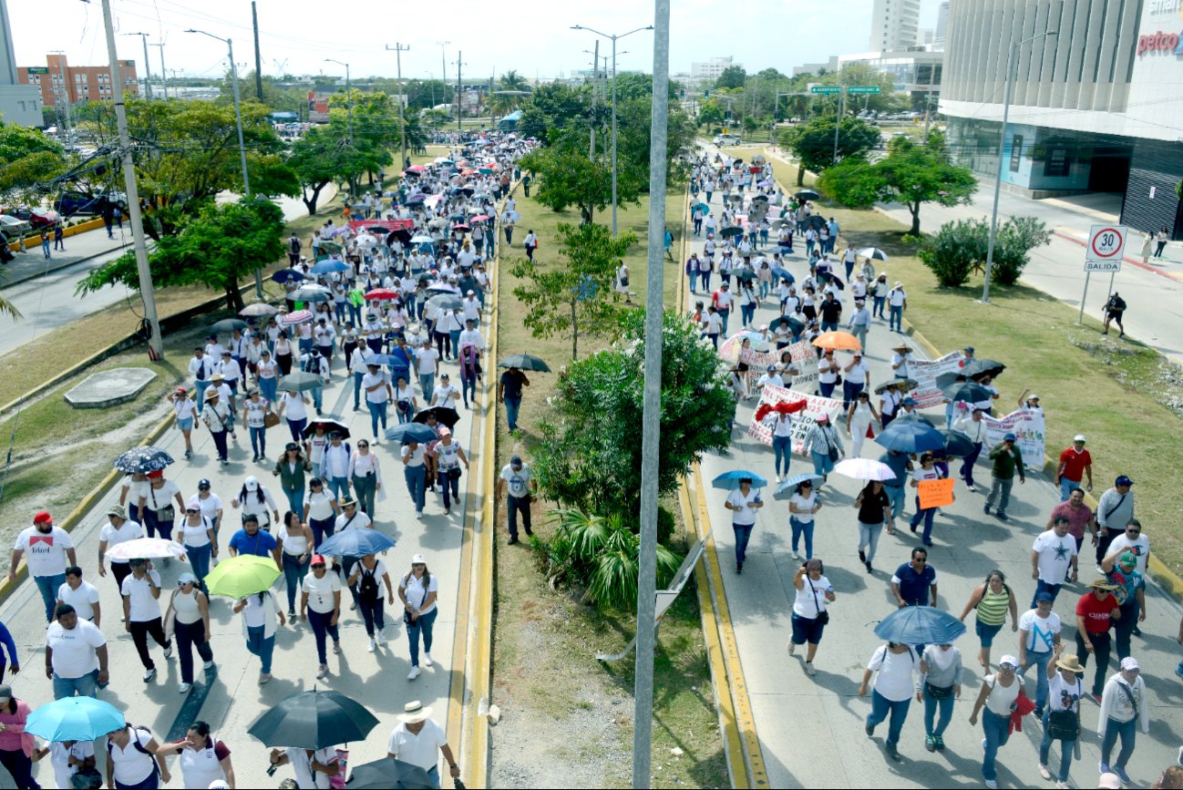 Al paso de los manifestantes, encargados y dueños de locales “bajaron cortinas”