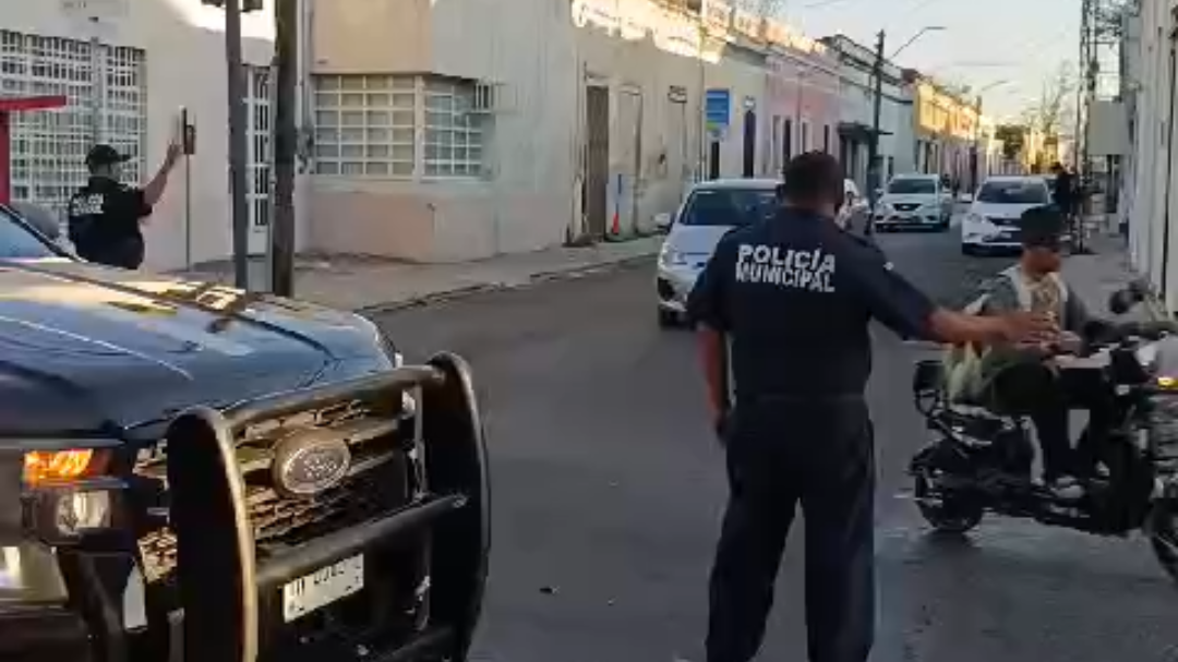 Auto conducido por extranjero cuasa grave choque y fuertes daños.