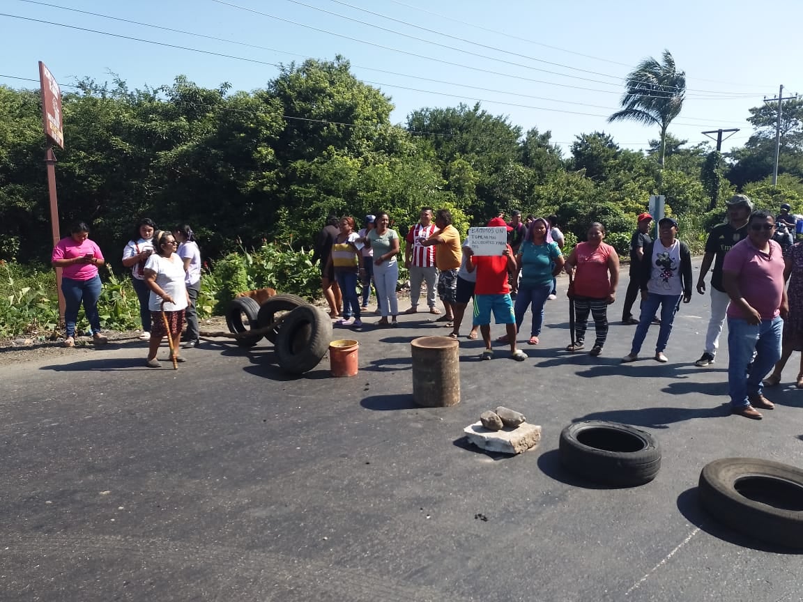 Pobladores de Atasta bloquean carretera federal 180; exigen mejor seguridad vial 