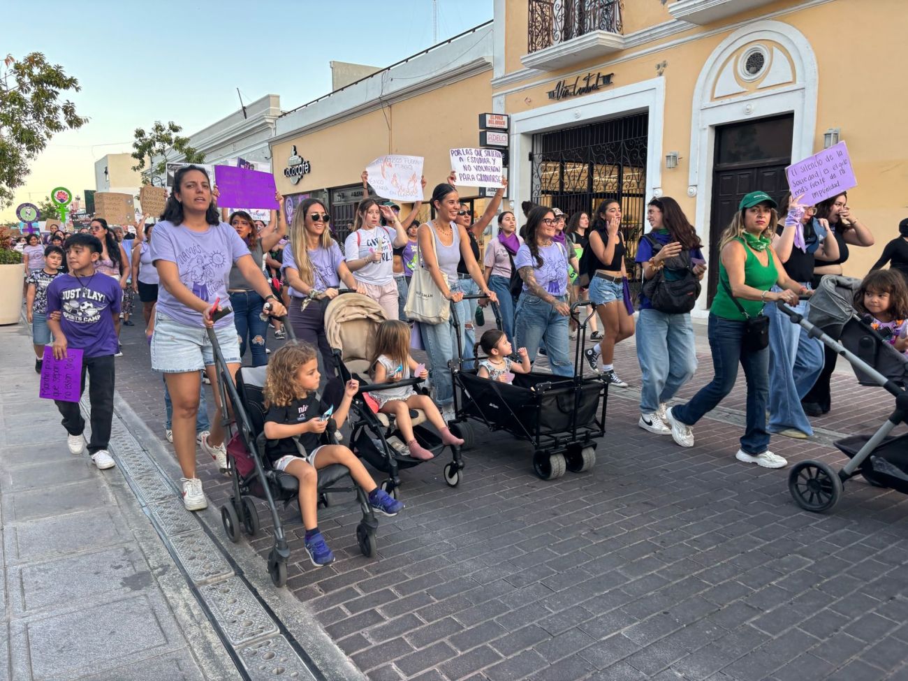 Colectivos de madres participan en la marcha de Yucatán