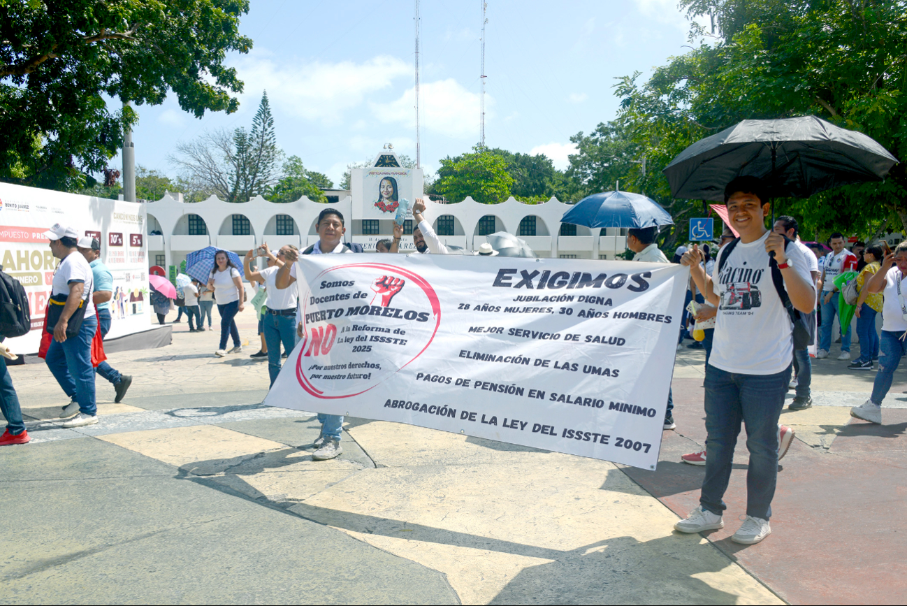 Con pancartas y diferentes consignas, los docentes de diversos grados caminaron desde la SEQ y llegaron a la plaza de la Reforma