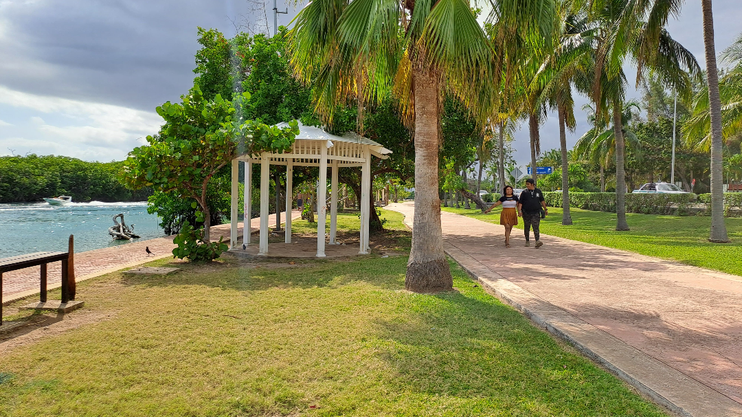 El Jardín del Arte se ubica junto Laguna Nichupté