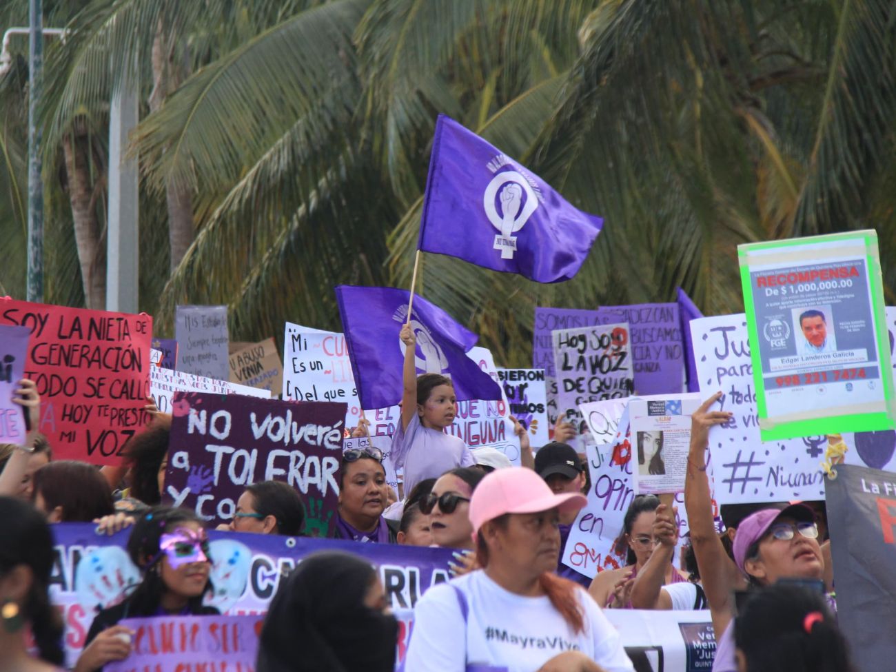 Entre pancartas, pañuelos y alguna prenda en color morado más de mil mujeres marchan en Cancún