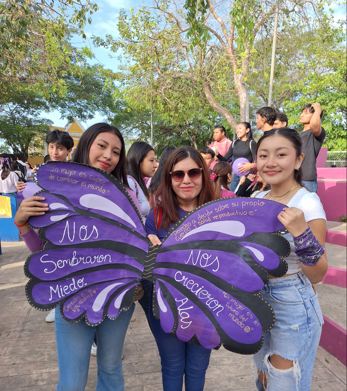 Estudiantes del Colegio de Bachilleres de Acanceh caminaron hasta el Parque de la Madre y explicaron la importancia de esta fecha