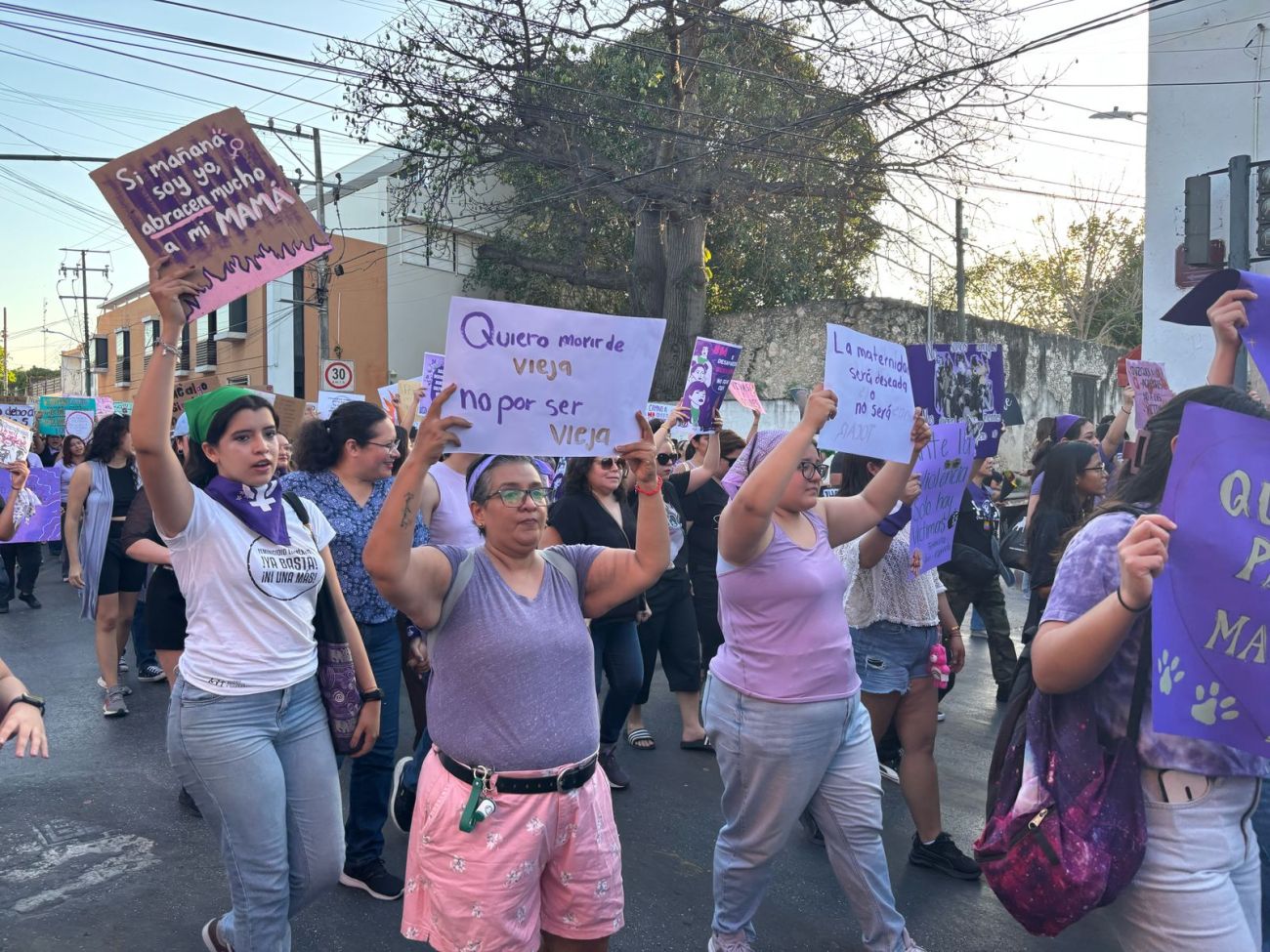 inicia marcha 8M en Yucatán