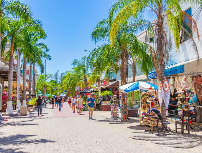 8M Playa del Carmen: Con violencia desalojan a indígena de Quinta Avenida; pretendía vender su producto 