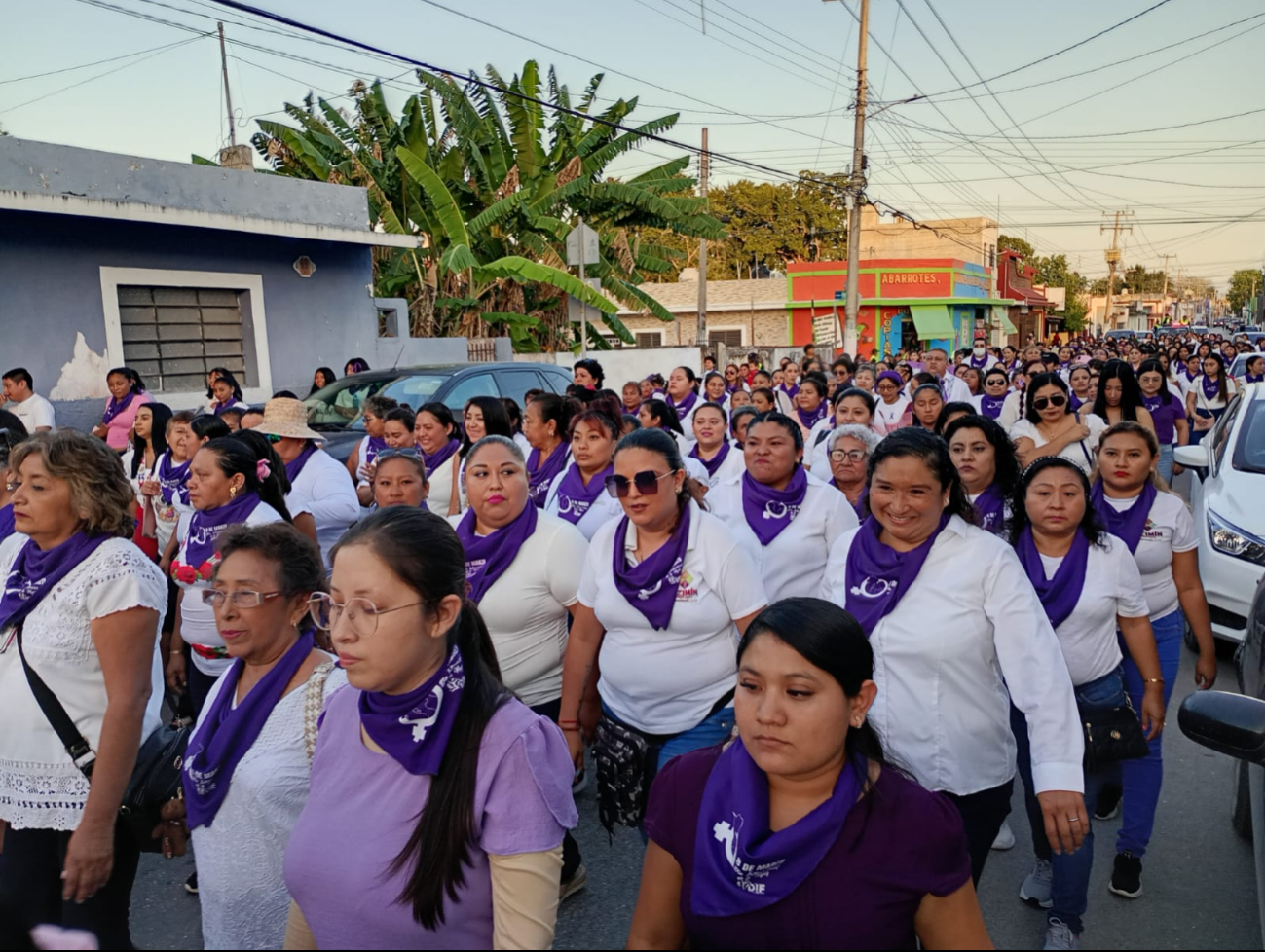 Las ciudadanas partieron del Palacio Municipal de Tizimín hacia el comisariado ejidal, donde se instaló un pabellón artesanal