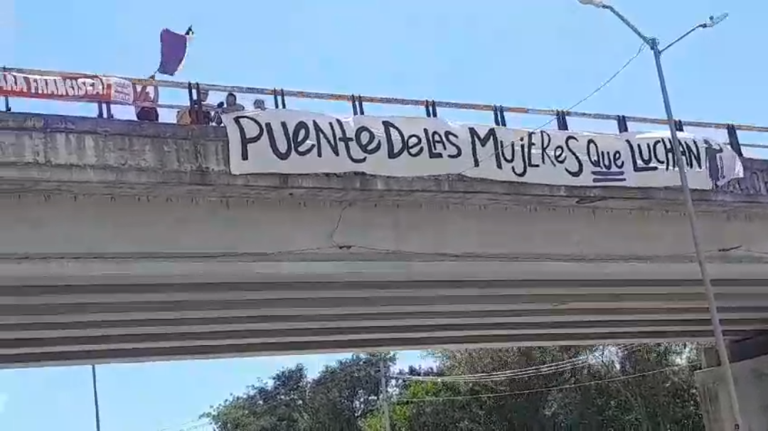 Madres buscadoras rayan puente en Cancún