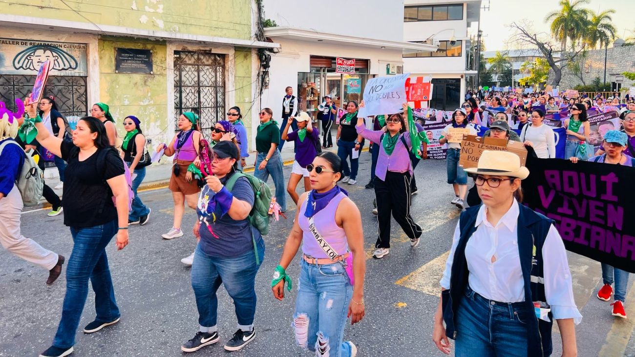 Con sus pañuelos morados y verdes marchan y exigen igualdad y un alto a la violencia de género