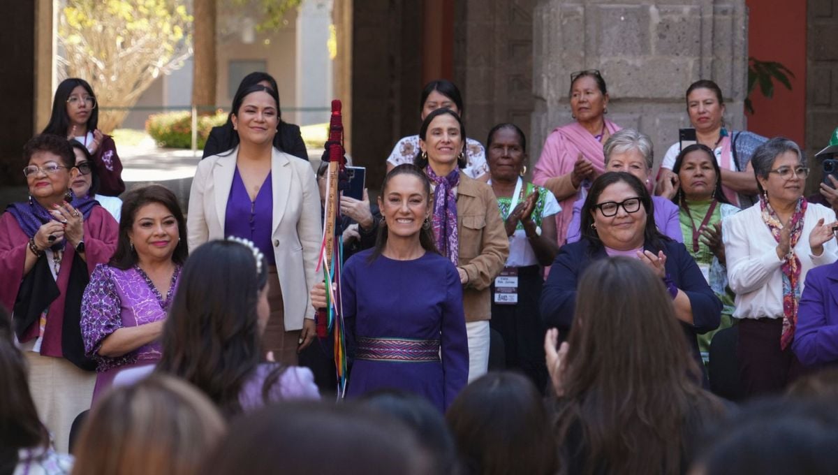 Claudia Sheinbaum recibe el Bastón de Mando de mujeres indígenas en el 8M 2025