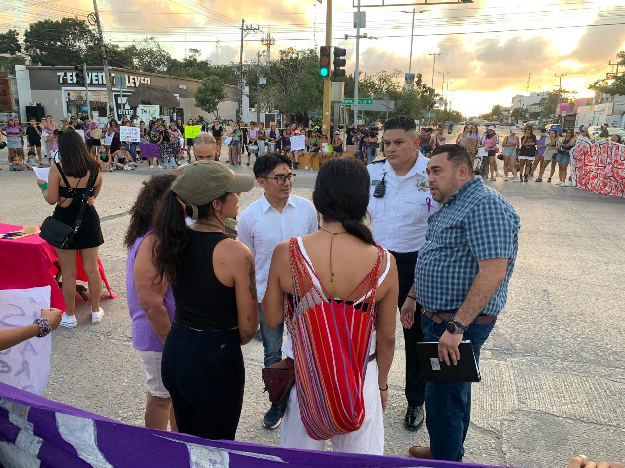 Mujeres bloquean carretera en zona costera de Tulum; exigen mayor seguridad