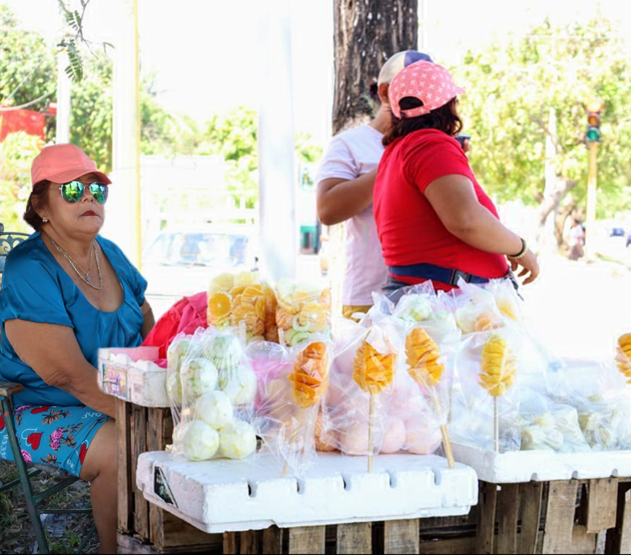 Su pequeño puesto donde ofrece productos frescos a conductores y peatones, y que comenzó por necesidad, le ha permitido ver por cada uno de sus seis hijos