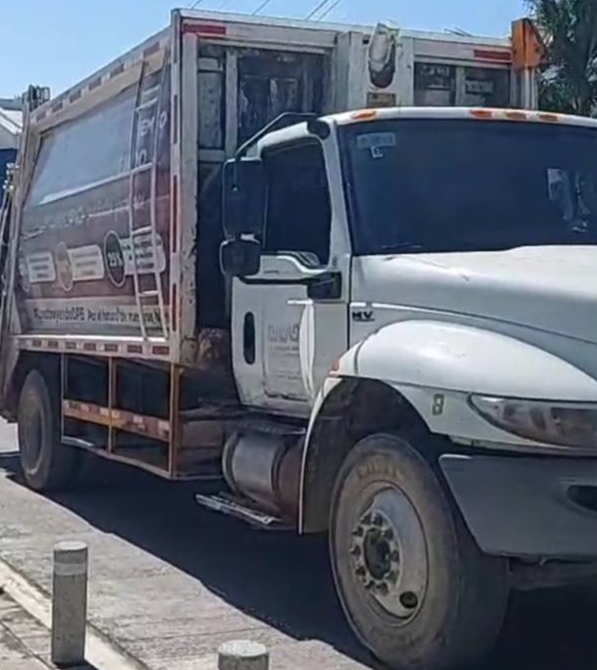 Ciudadanos señalaron que el mismo camión viejo sigue recorriendo el ejido de Calderitas.