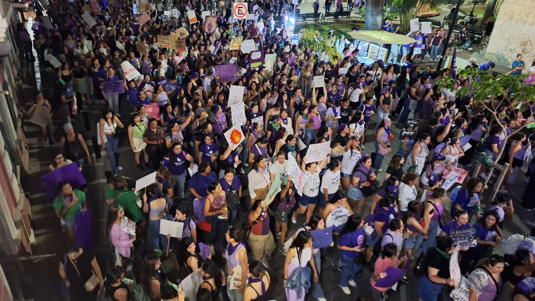 Contingentes del 8M apoyaron a la novia en el día de su boda