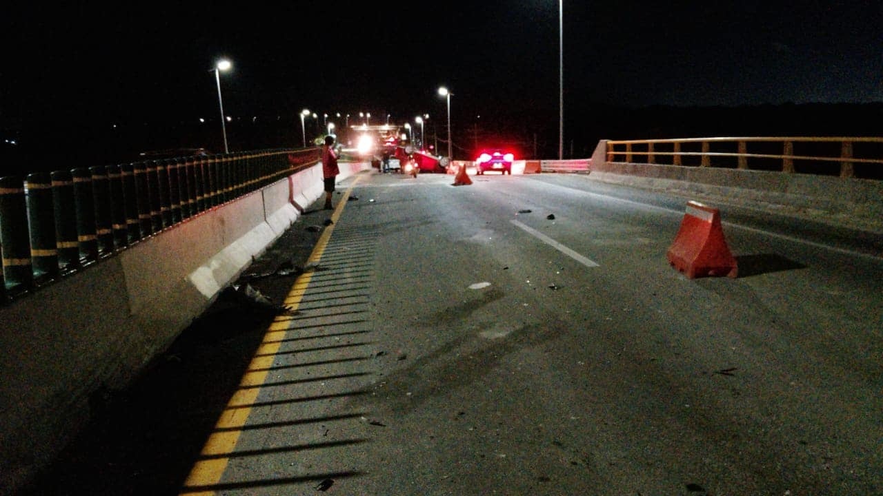 Joven conductor sufre aparatoso accidente en el puente de Subteniente López de Chetumal