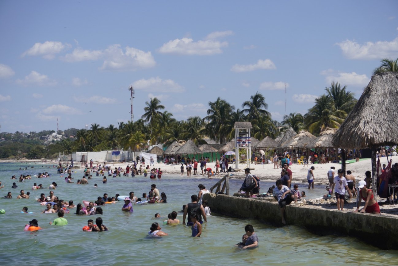 Gran afluencia de personas registra Playa Bonita en Campeche