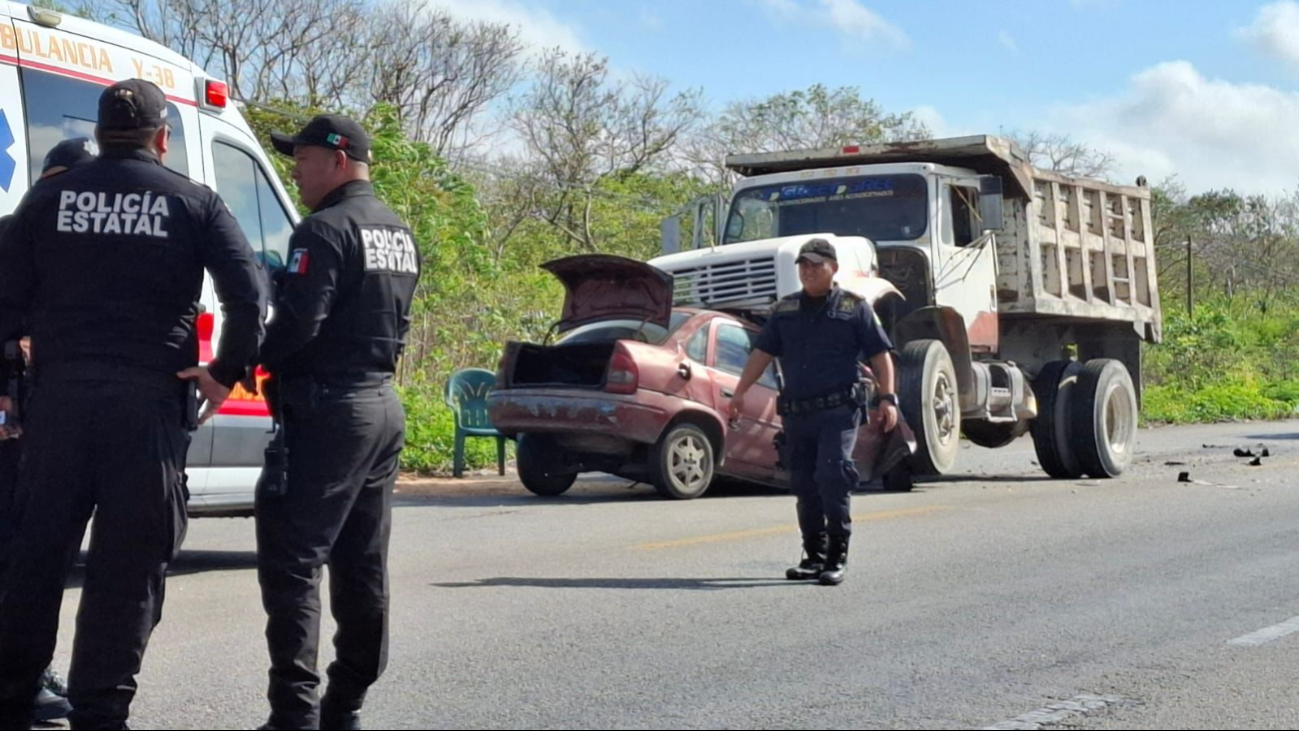 Joven hunucmense intenta rebasar en el km 13 y se impacta de frente contra camión de volteo