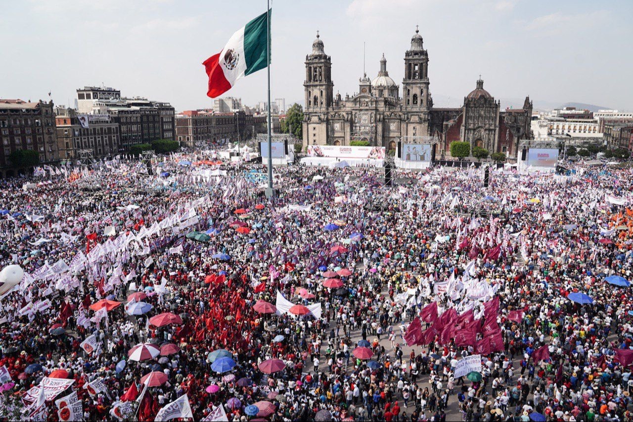 Claudia Sheinbaum encabeza una asamblea informativa en el Zócalo de la CDMX