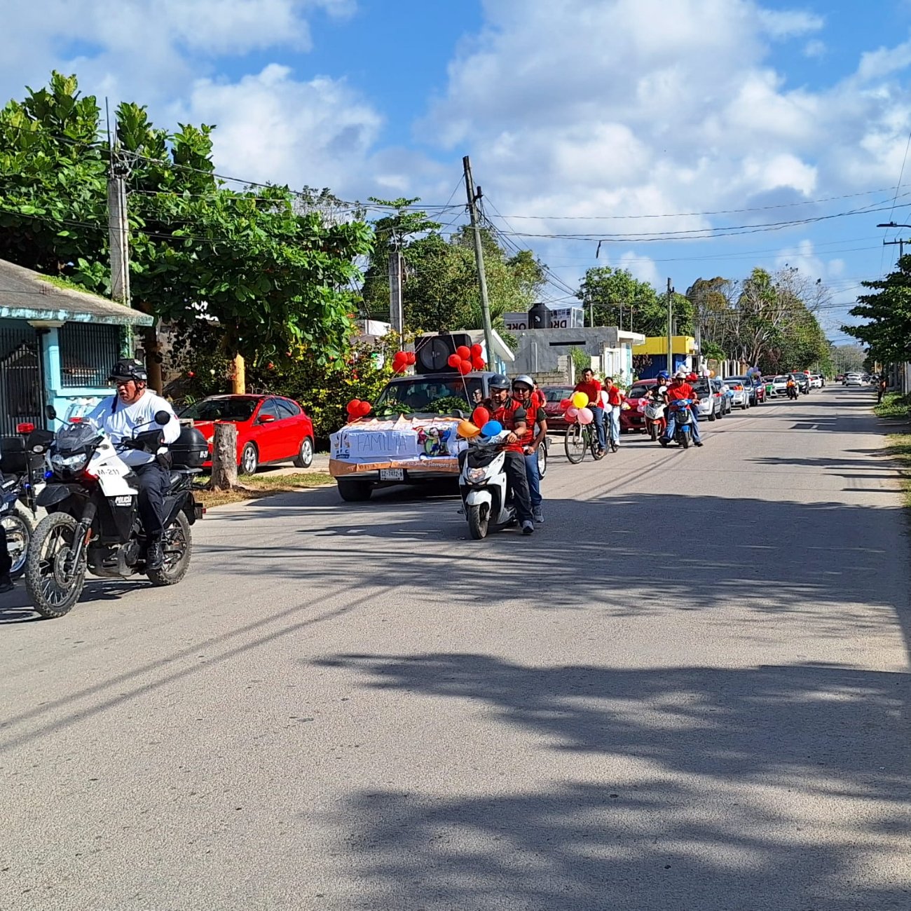 La comunidad realizó el recorrido en autos y bicicletas