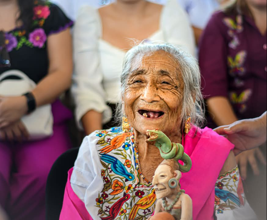 Reconocen a Basilia Tzec como la primera y última partera maya de la comisaría de Yaxhachén