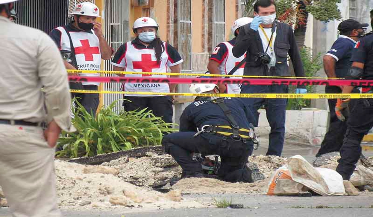 También participaron paramédicos de la Cruz Roja, de la Policía Municipal, Fiscalía General del Estado, Semefo, entre otras instancias. Foto: Cuauhtémoc Moreno.