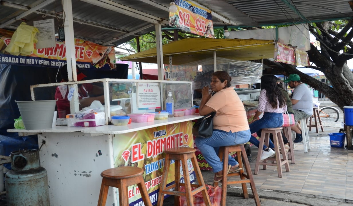 Comerciantes de antojitos en Ciudad del Carmen esperan recuperarse con el semáforo verde