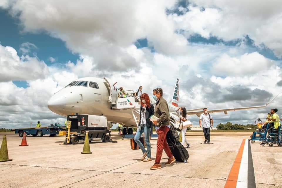 El primer vuelo que llegó al Aeropuerto de Belice proviene de Estados Unidos. Foto: Abraham Cohuó