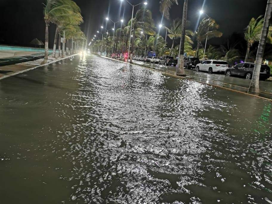 Se inunda el Malecón Costero "Nelson Barrera Romellón" de Ciudad del Carmen