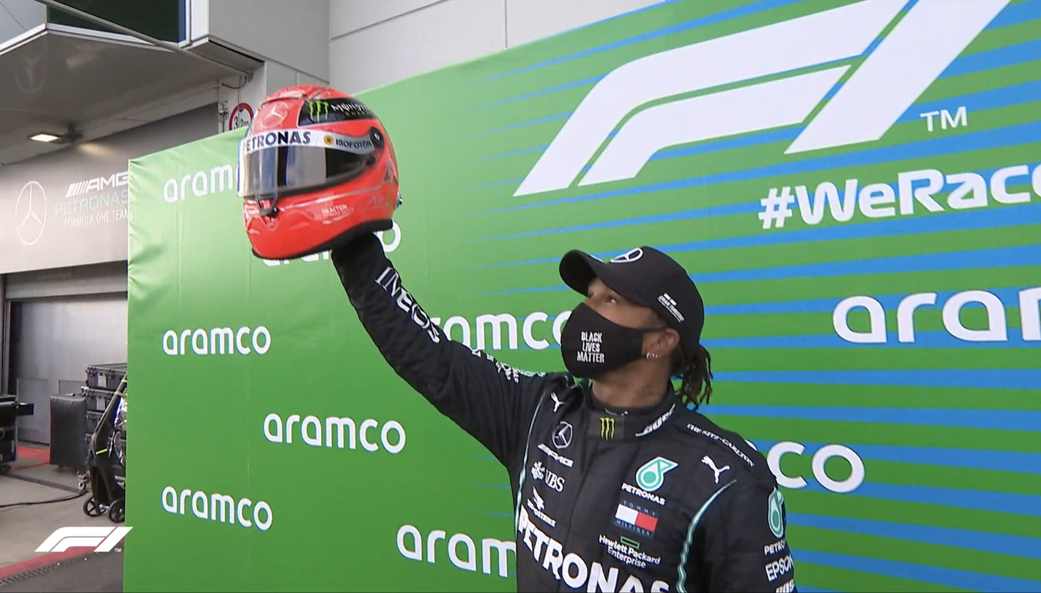 Lewis Hamilton recibió el casco de Schumacher de manos de su hijo Mick