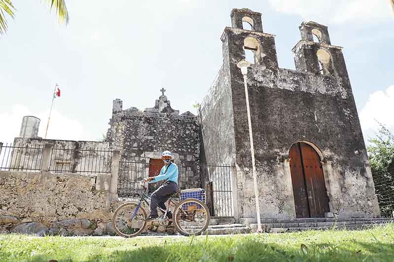 El párroco Luis Sansores fue el último en oficiar una misa en esta iglesia. Foto: Martín Zetina