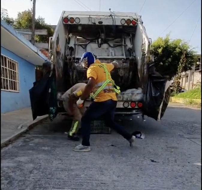 Recolectores de basura participarán en la AAA luego de hacerse famosos en TikTok