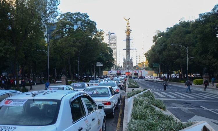 Taxistas de CDMX inician manifestación contra UBER y DIDI en el Ángel de la Independencia