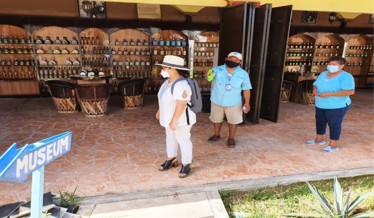 Los guías han obtenido las certificaciones solicitadas por la Secretaría de Turismo y la de Salud. Foto: Karina Carrión.