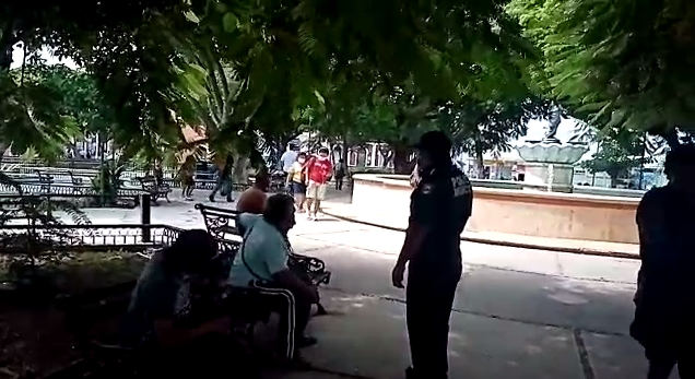 Policías desalojan a ciudadanos del parque de San juan en Mérida