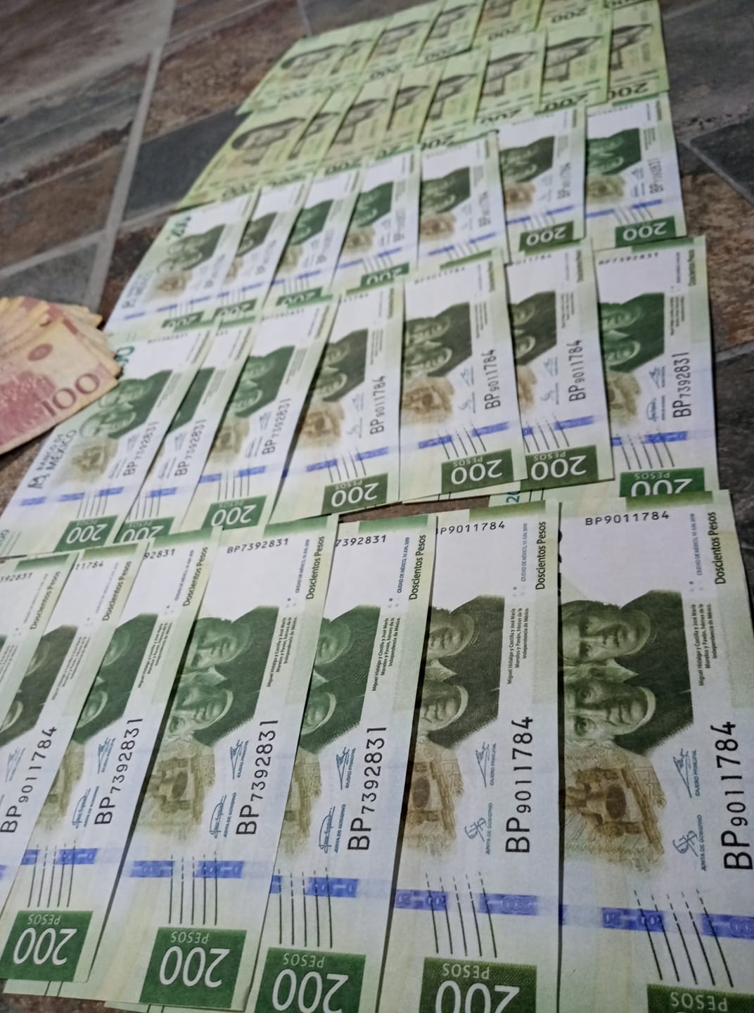 La venta consta de 30 mil pesos en billetes clonados por mil 500 pesos. Foto: Internet