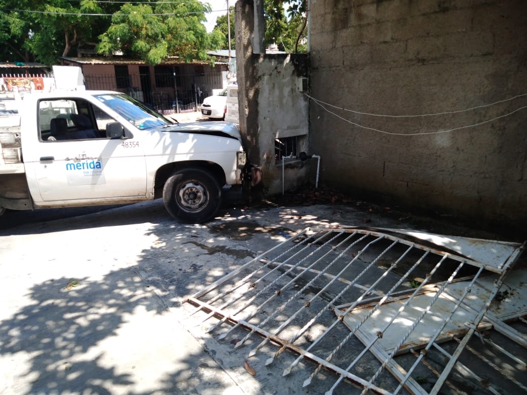 Camioneta del Ayuntamiento de Mérida derriba rejas de una casa en la Nora Quintana