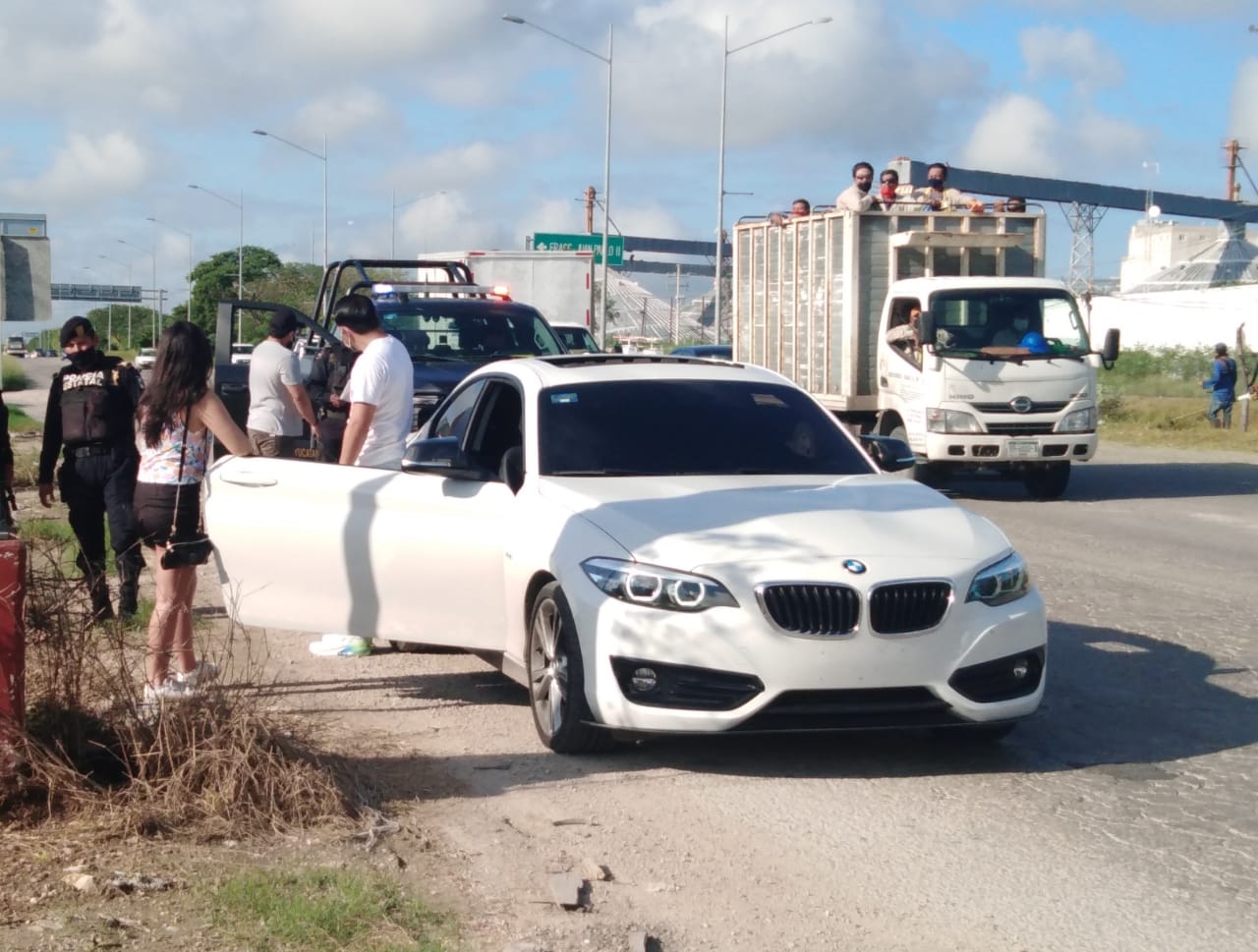 Detienen auto de lujo de Ciudad del Carmen en Mérida