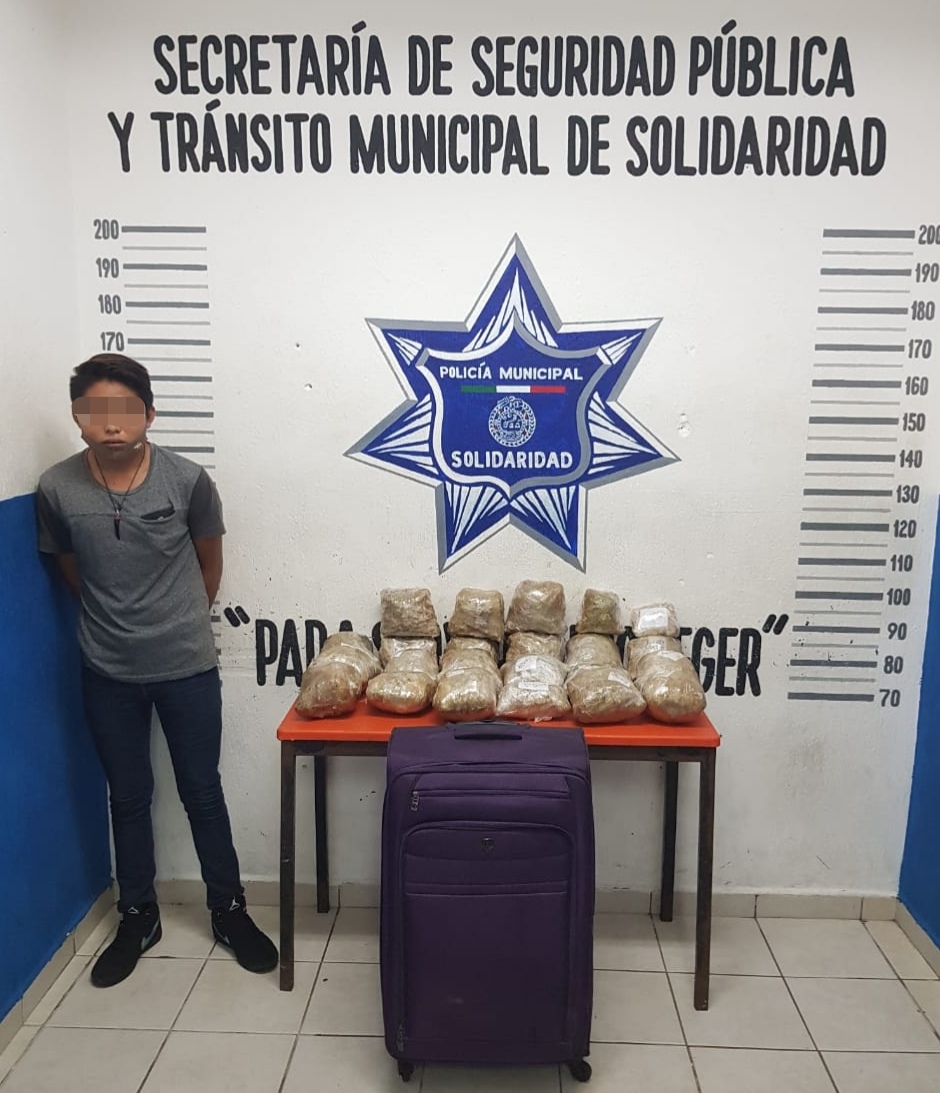 Joven es detenido con 23 paquetes de mariguana en Playa del Carmen