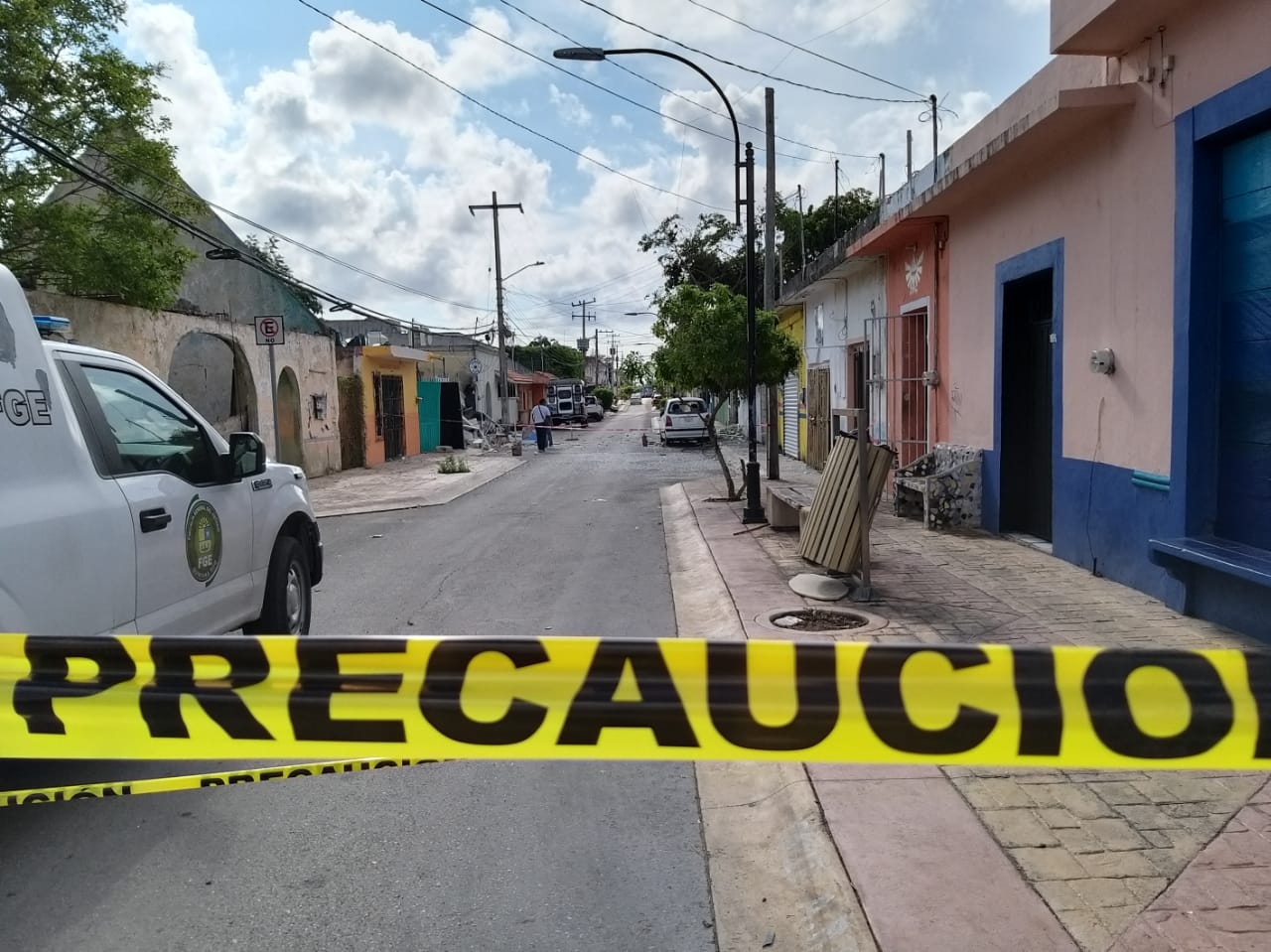 El techo del café se desplomó y rompió ventanas de cristal de un predio de atrás. Foto: Por Esto!