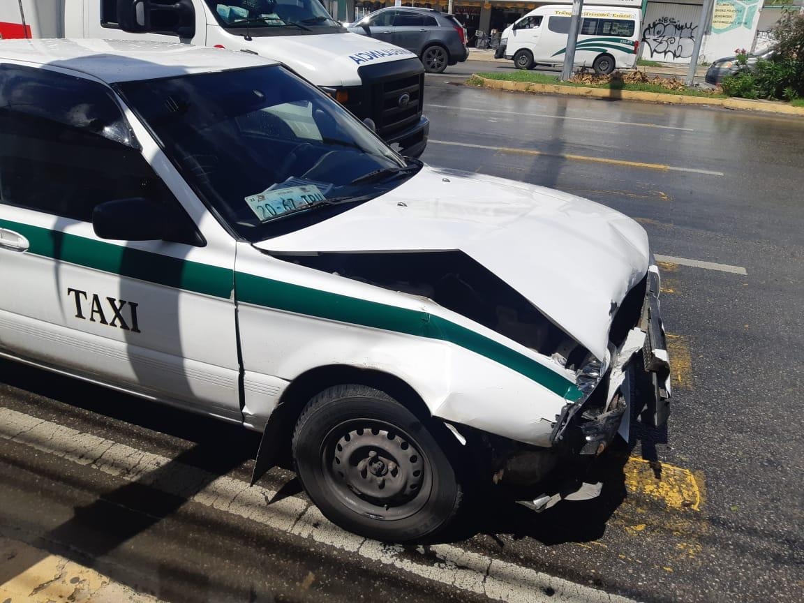 Encontronazo entre taxis deja una lesionada en Cancún